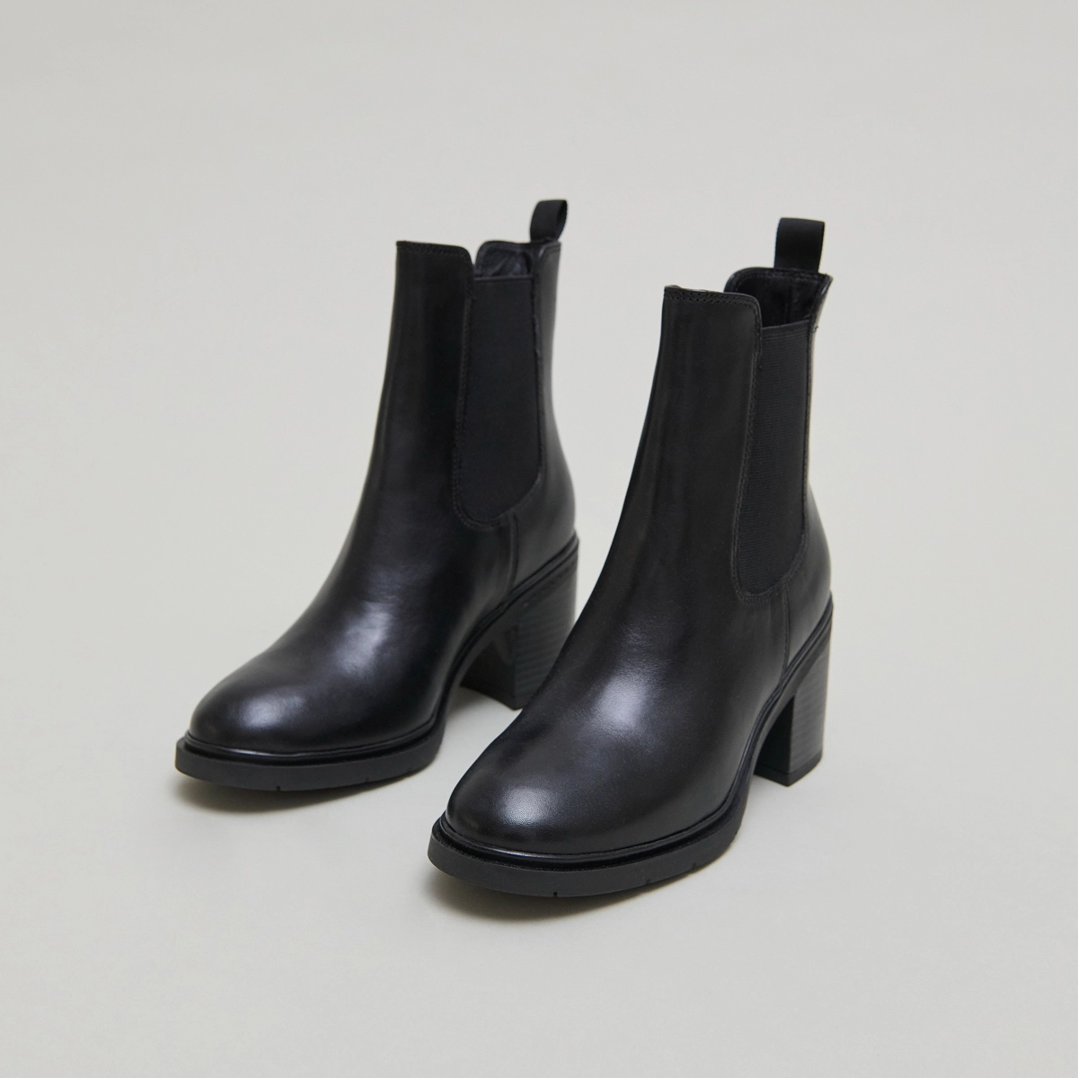 Elasticated ankle boots with rounded toes in black leather | ATILA