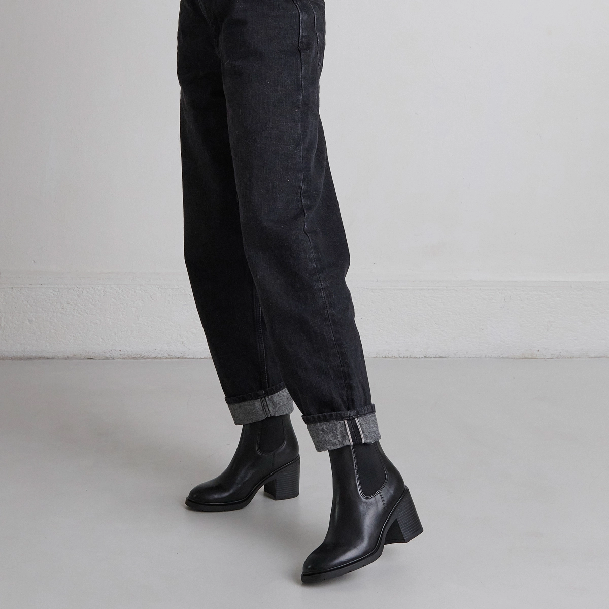 Elasticated ankle boots with rounded toes in black leather | ATILA