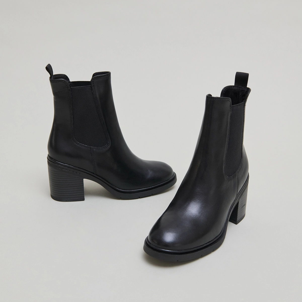 Elasticated ankle boots with rounded toes in black leather | ATILA