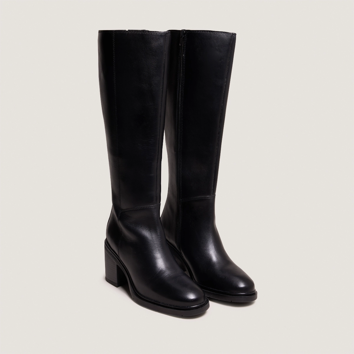 Heeled boots with rounded toes in black leather | ATILUS