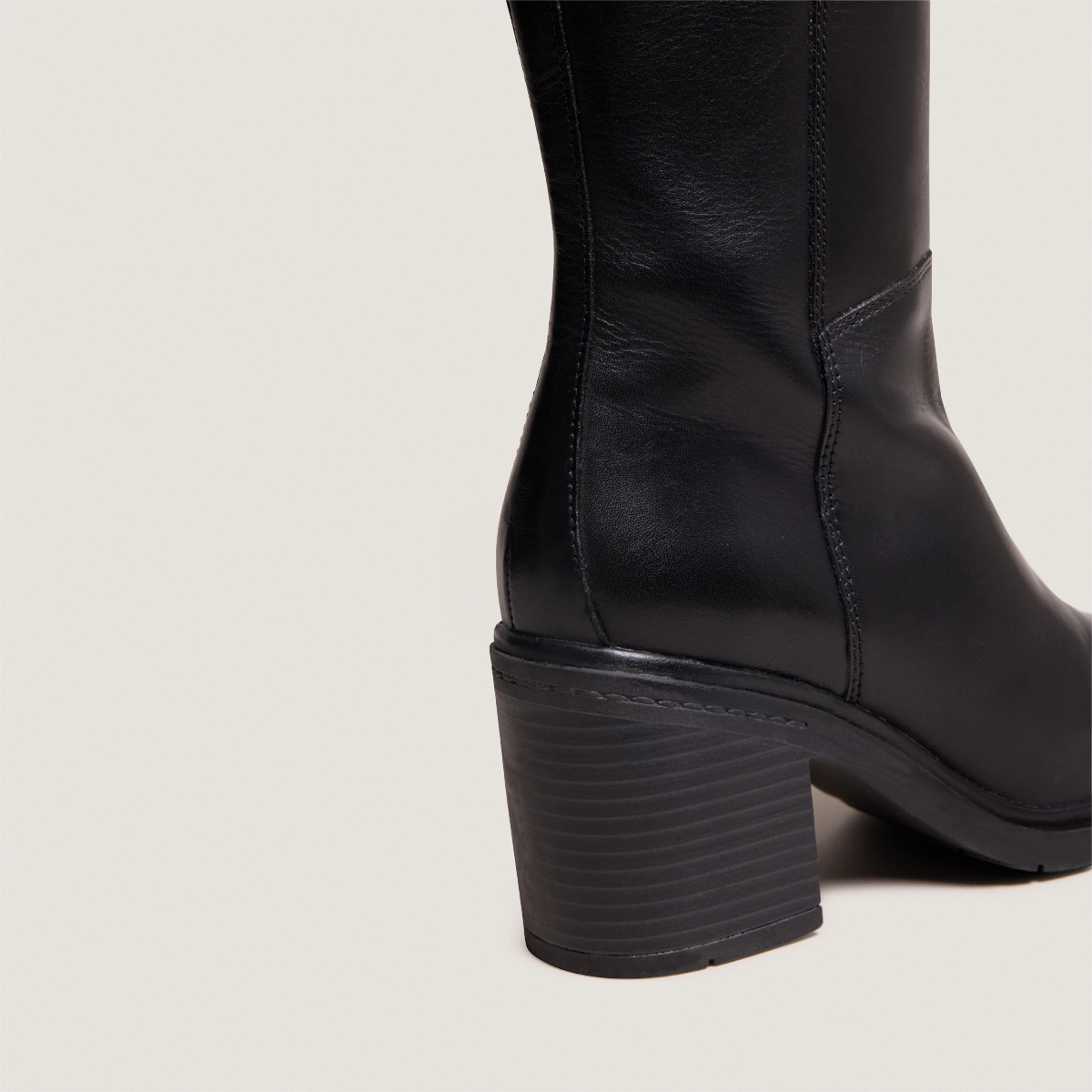 Heeled boots with rounded toes in black leather | ATILUS