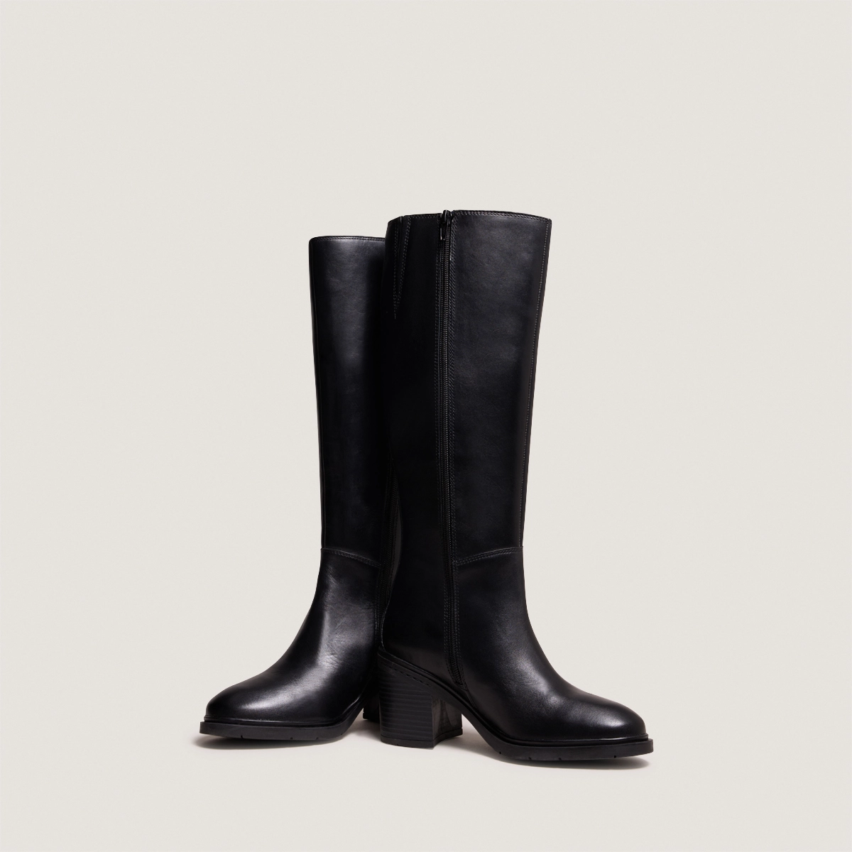Heeled boots with rounded toes in black leather | ATILUS