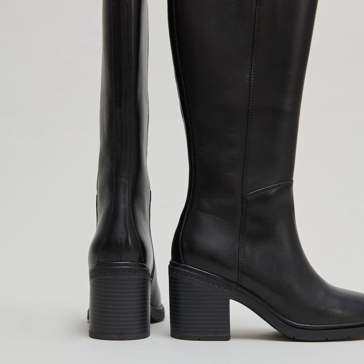 Heeled boots with rounded toes in black leather | ATILUS