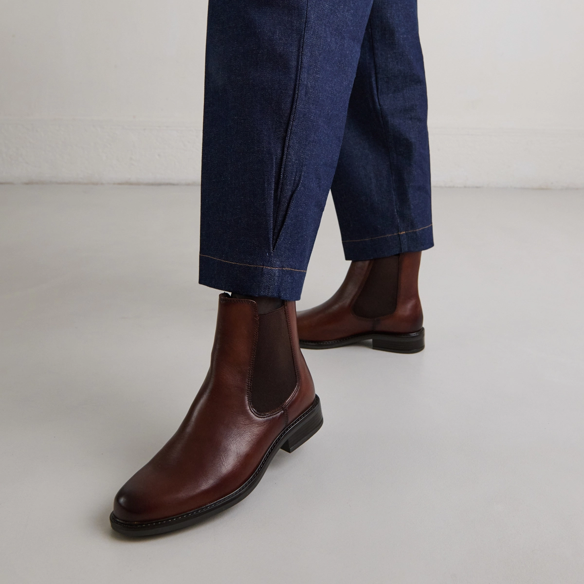 Lowboots with elastics and rounded toes in cognac leather | AUDRY
