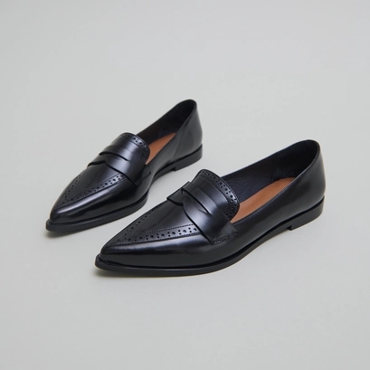 Loafers with pointed toes in black glazed leather | dalina