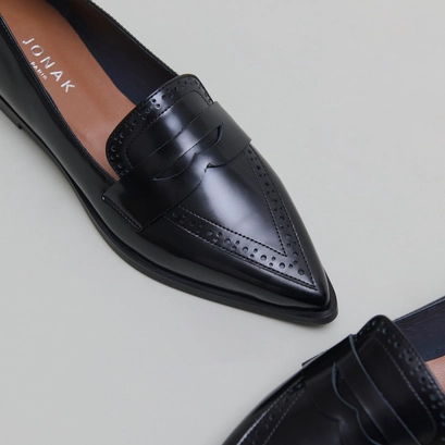Loafers with pointed toes in black glazed leather | dalina