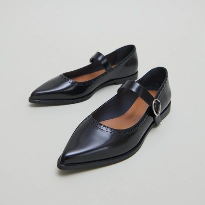 Ballet flats with pointed toes in black glazed leather | demia