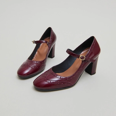 Heeled mary jane and perforated details in burgundy shiny leather | dirios