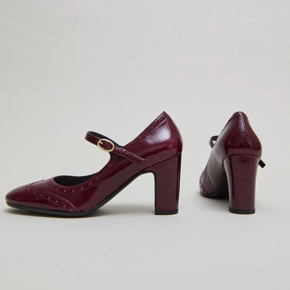 Heeled mary jane and perforated details in burgundy shiny leather | dirios