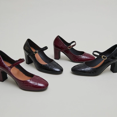 Heeled mary jane and perforated details in black shiny leather | dirios