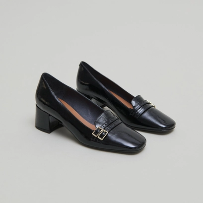 Heeled ballet flats in black pleated patent | denario