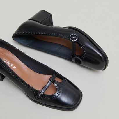 Heeled Mary Jane in black glazed leather | DEB