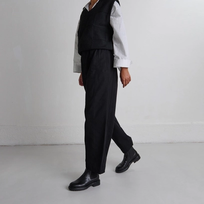 Lowboots with elastic straps and notched soles in black grained leather | celina