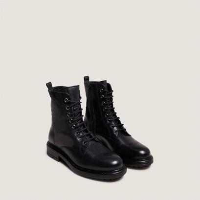 Lowboots with laces and notched soles in black leather | celimene