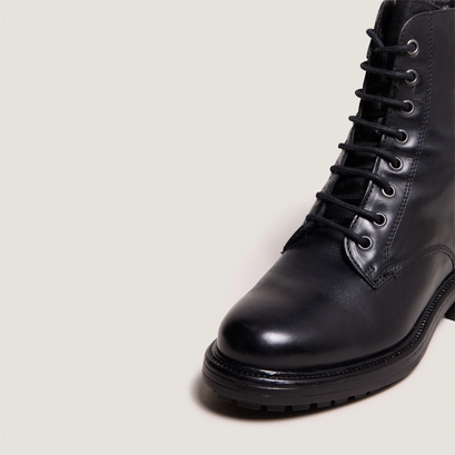 Lowboots with laces and notched soles in black leather | celimene