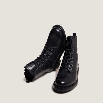 Lowboots with laces and notched soles in black leather | celimene