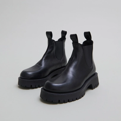 Lowboots with notched soles in black leather | roche