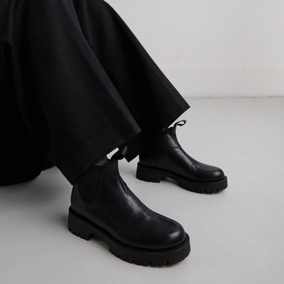 Lowboots with notched soles in black leather | roche