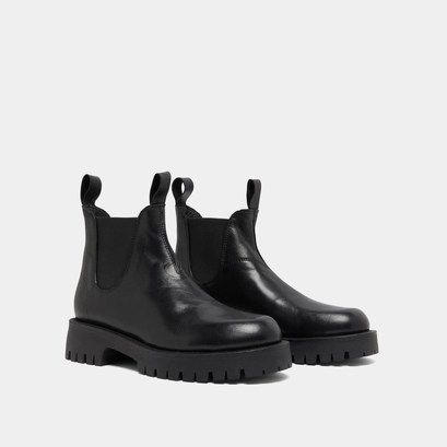 Lowboots with notched soles in black leather | roche