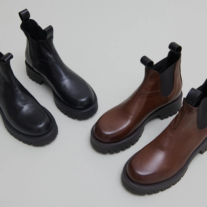 Lowboots with notched soles in black leather | roche