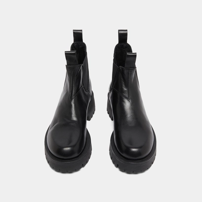 Lowboots with notched soles in black leather | roche