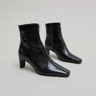 Heeled ankle boots with front zippers in black leather | danza
