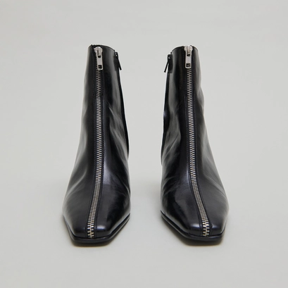 Heeled ankle boots with front zippers in black leather | danza