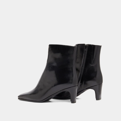 Heeled ankle boots with front zippers in black leather | danza