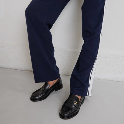 Round-toed loafers in black leather | duedi