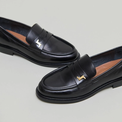 Round-toed loafers in black leather | duedi