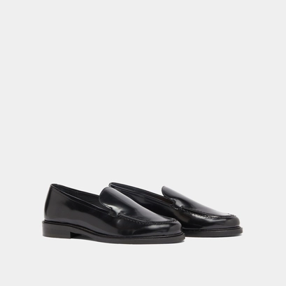 Round-toed loafers in black glazed leather | dirno