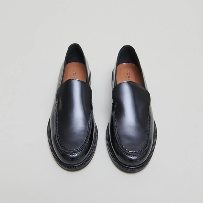 Round-toed loafers in black glazed leather | dirno