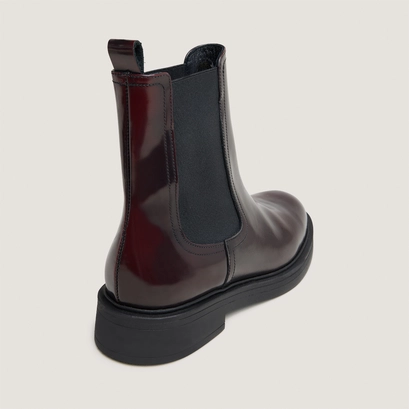 Lowboots with pointed toes in burgundy patinated leather | agen