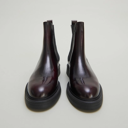 Lowboots with pointed toes in burgundy patinated leather | agen