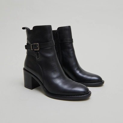 Heeled ankle boots and buckles in black leather | cajou