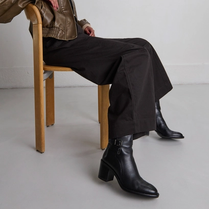 Heeled ankle boots and buckles in black leather | cajou