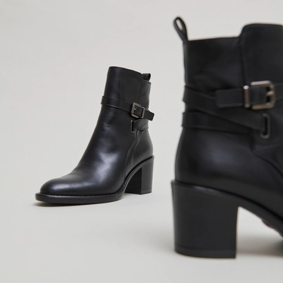 Heeled ankle boots and buckles in black leather | cajou