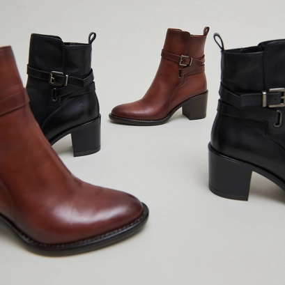 Heeled ankle boots and buckles in black leather | cajou