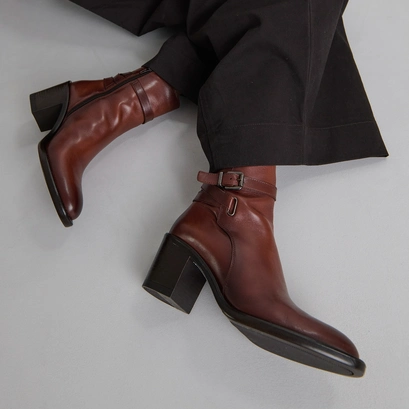 Heeled ankle boots and buckles in cognac patinated leather | cajou