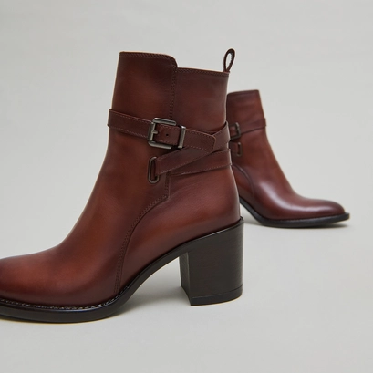 Heeled ankle boots and buckles in cognac patinated leather | cajou