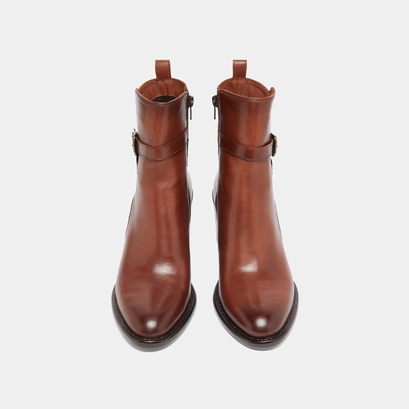 Heeled ankle boots and buckles in cognac patinated leather | cajou