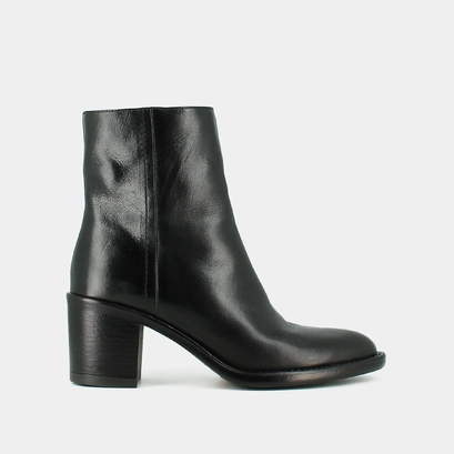 Heeled ankle boots in black leather | cajun