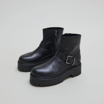 Lowboots with notched soles and buckles in black grained leather | rana