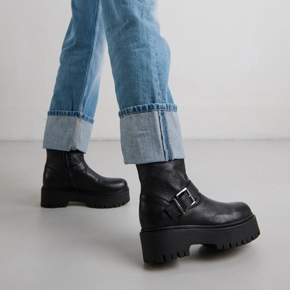 Lowboots with notched soles and buckles in black grained leather | rana