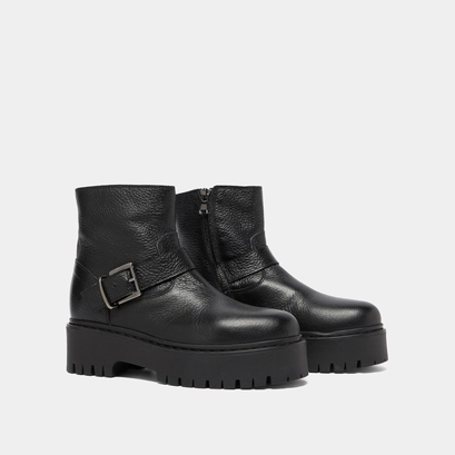 Lowboots with notched soles and buckles in black grained leather | rana