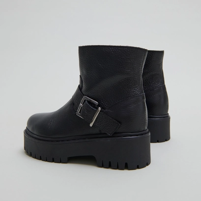 Lowboots with notched soles and buckles in black grained leather | rana