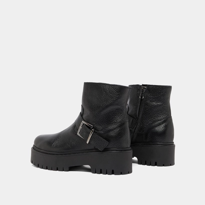 Lowboots with notched soles and buckles in black grained leather | rana