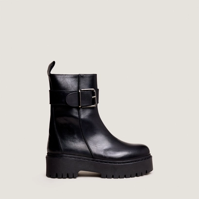 Ankle boots with notched soles in black leather | randy