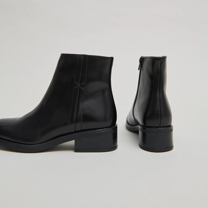 Lowboots with elastics in black leather | gab