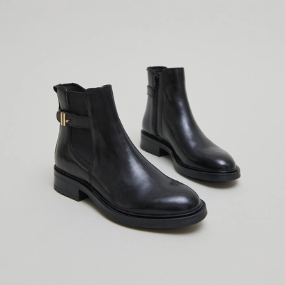 Lowboots with notched heels in black leather | gabin